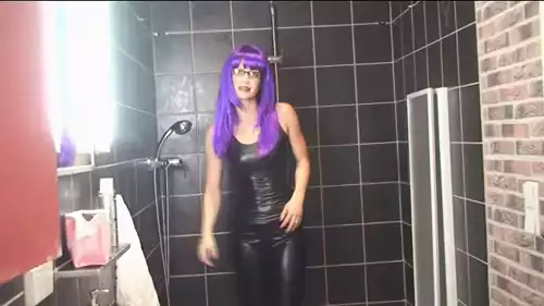 Domina de cabelo roxo em couro provoca na ducha -3 minutos de controle, fala suja e bunda pelada no clímax